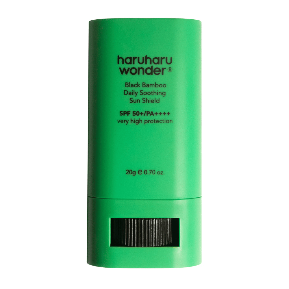Haruharu Wonder Black Bamboo Daily Soothing Sun Shield – groene zonnebrandstick met SPF 50+ PA++++ en zeer hoge bescherming, van voren getoond met draaifunctie zichtbaar aan de onderkant.