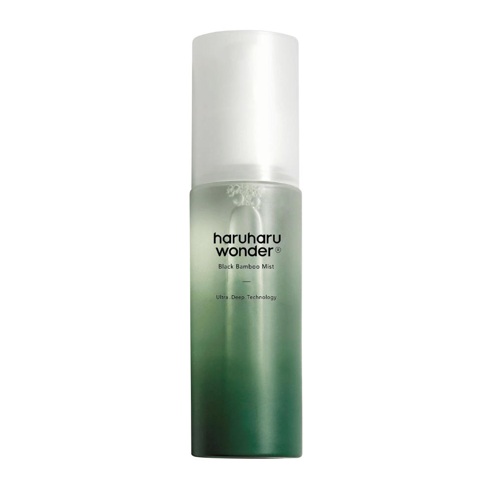 Afbeelding van HaruHaru Wonder Black Bamboo Mist, weergegeven in een elegante en moderne fles. Het product is een hydraterende mist met een groene gradient, die frisheid en natuur signaleert. De fles heeft een witte pomp en is ontworpen om de huid diep te hydrateren met behulp van innovatieve technologie.