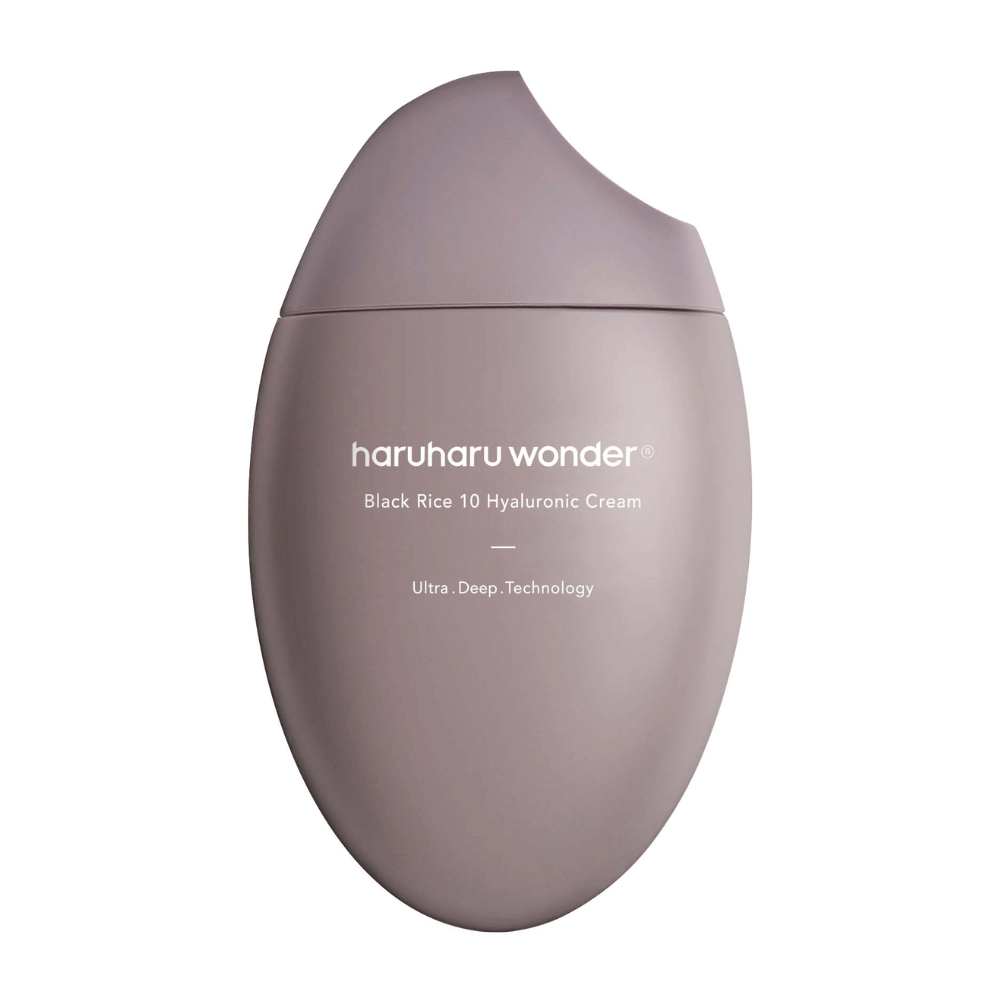 Een gladde en stijlvolle verpakking van "Haruharu Wonder Black Rice 10 Hyaluronic Cream", gemarkeerd met witte tekst. De verpakking maakt gebruik van "Ultra Deep Technology", wat wijst op een geavanceerde formule voor diepe hydratatie van de huid.