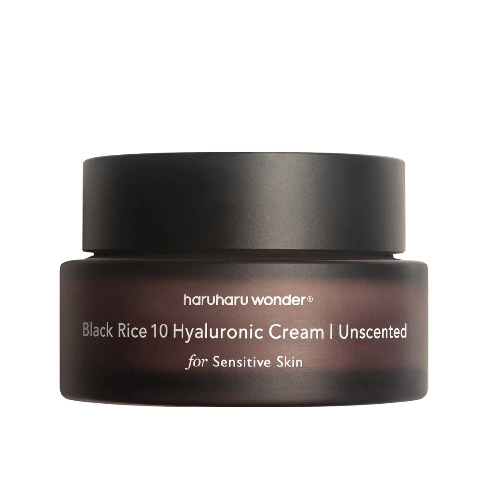 De afbeelding toont een pot huidcrème van het merk haruharu wonder. Het product heet "Black Rice 10 Hyaluronic Cream" en is speciaal ontwikkeld voor de gevoelige huid, zoals blijkt uit de tekst.