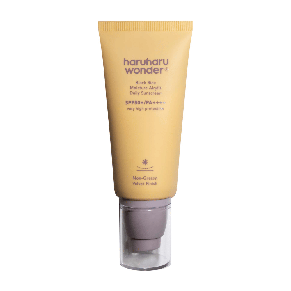 Een gele tube met Haruharu Wonder Black Rice Moisture Airyfit Daily Sunscreen SPF 50+ PA++++. De tube heeft een doorzichtige dop en tekst die het hoge beschermingsniveau van de zonnebrandcrème beschrijft evenals de niet-vette, fluweelzachte finish.