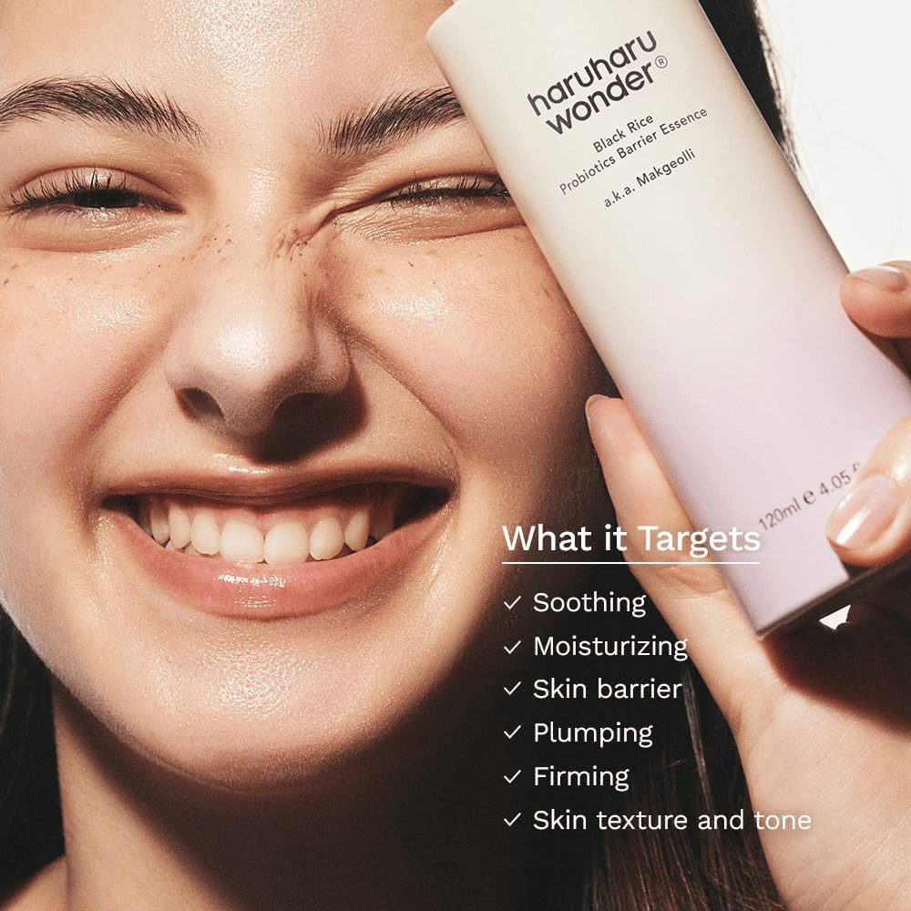 Haruharu Wonder Black Rice Probiotics Barrier Essence wordt op het gezicht aangebracht voor hydratatie, een kalmerend effect en een versterkte huidbarrière