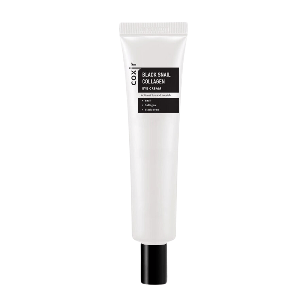 De afbeelding toont een tube van "Black Snail Collagen Eye Cream", een oogcrème die ingrediënten zoals slakkenextract, collageen en zwarte boon benadrukt. Deze ingrediënten staan bekend om hun anti-rimpel en voedende eigenschappen. Het product is ontworpen om de gevoelige huid rond de ogen te hydrateren en te verzorgen.