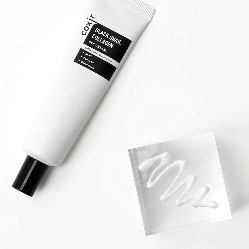 Dit is een afbeelding van "Black Snail Collagen Eye Cream". Het is een oogcrème die ingrediënten bevat zoals slakkenextract en collageen, die bekend staan om hun hydraterende en voedende eigenschappen. Het product wordt op de markt gebracht om de huid elasticiteit en voeding te geven.