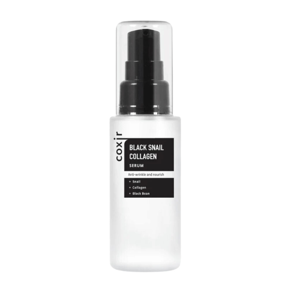 De afbeelding toont een fles van "Black Snail Collagen Serum". Het product is bedoeld voor huidverzorging, met anti-rimpel eigenschappen en voeding. Ingrediënten die worden benadrukt zijn slakkenextract, collageen en zwarte boon.