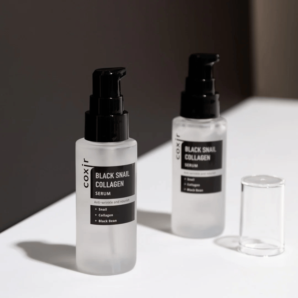  De afbeelding toont twee flessen van "Black Snail Collagen Serum". Het serum wordt gepromoot als anti-rimpel en voedend, met ingrediënten zoals slakkenextract, collageen en zwarte boon.