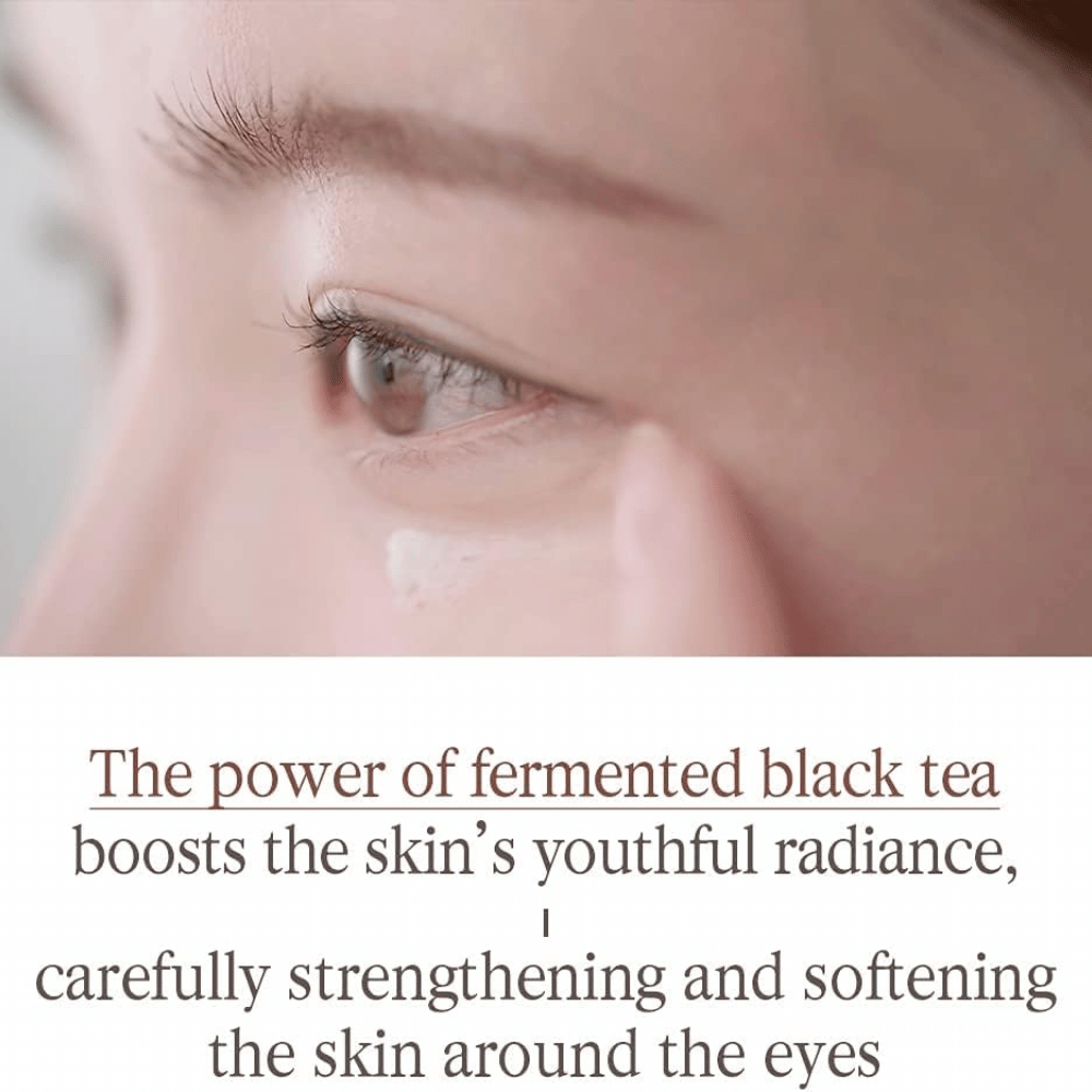 Pyunkang Yul Black Tea Time Reverse Eye Cream met gefermenteerde zwarte thee die de gevoelige huid rond de ogen verzorgt en bijdraagt aan een zachter gevoel.