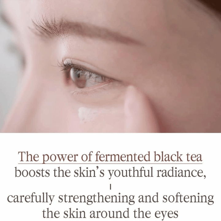 Pyunkang Yul Black Tea Time Reverse Eye Cream met gefermenteerde zwarte thee die de gevoelige huid rond de ogen verzorgt en bijdraagt aan een zachter gevoel.