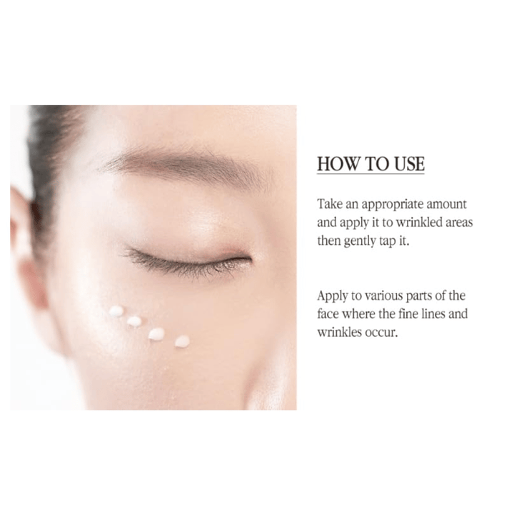 Pyunkang Yul Black Tea Time Reverse Eye Cream wordt voorzichtig rond de ogen aangebracht om fijne lijntjes te verzorgen en de huid een gladdere uitstraling te geven.