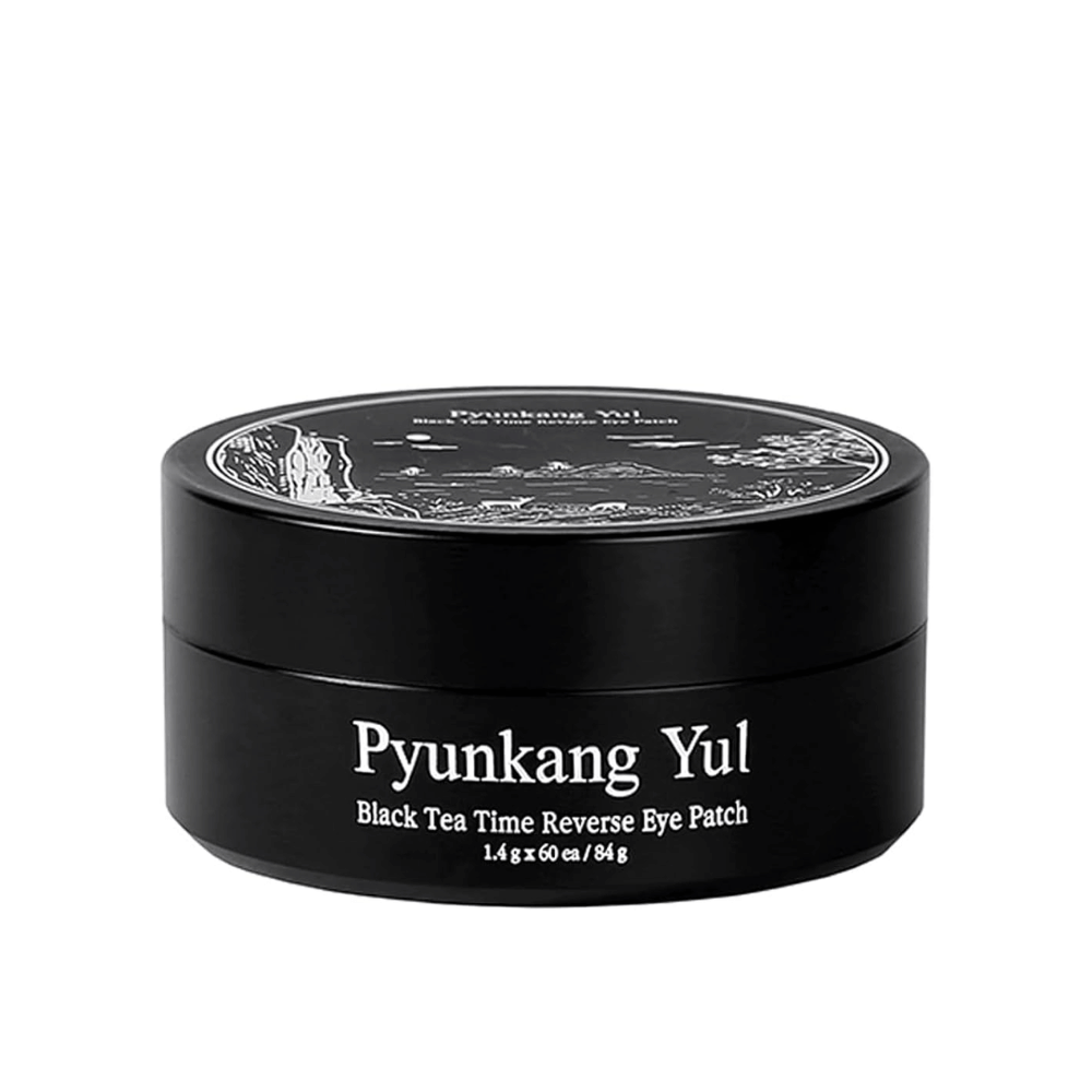 Vrijstaande productafbeelding van Pyunkang Yul Black Tea Time Reverse Eye Patch in een zwarte verpakking met een strakke en minimalistische vormgeving tegen een lichte achtergrond.