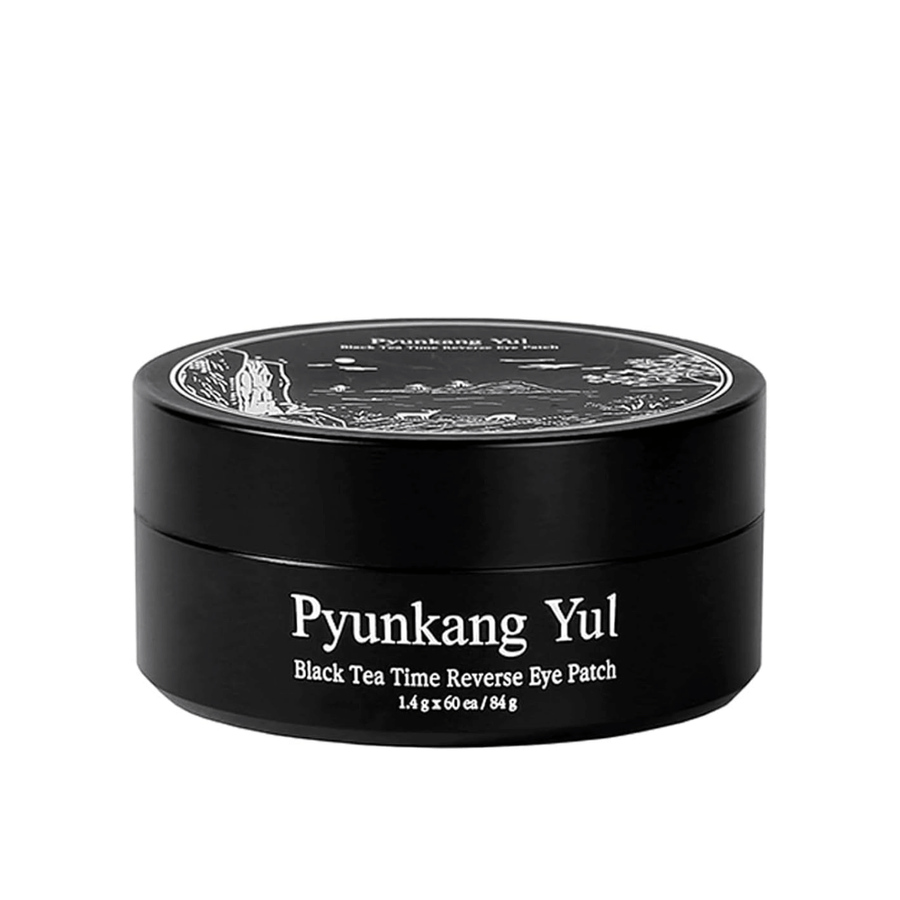 Vrijstaande productafbeelding van Pyunkang Yul Black Tea Time Reverse Eye Patch in een zwarte verpakking met een strakke en minimalistische vormgeving tegen een lichte achtergrond.