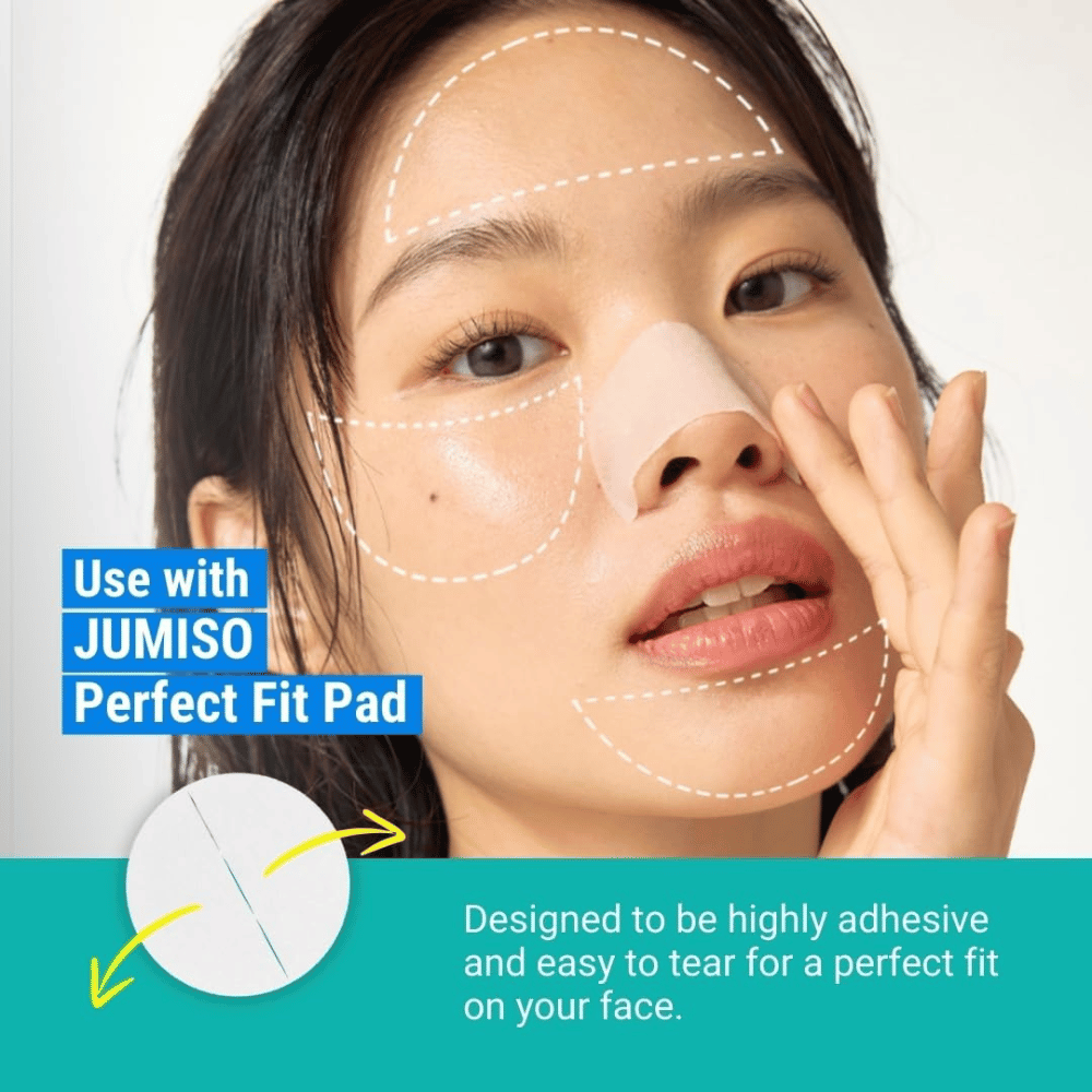 Vrouw brengt JUMISO Blackhead Melting Softener aan met Perfect Fit Pad. Het product lost mee-eters op en past zich perfect aan het gezicht aan.