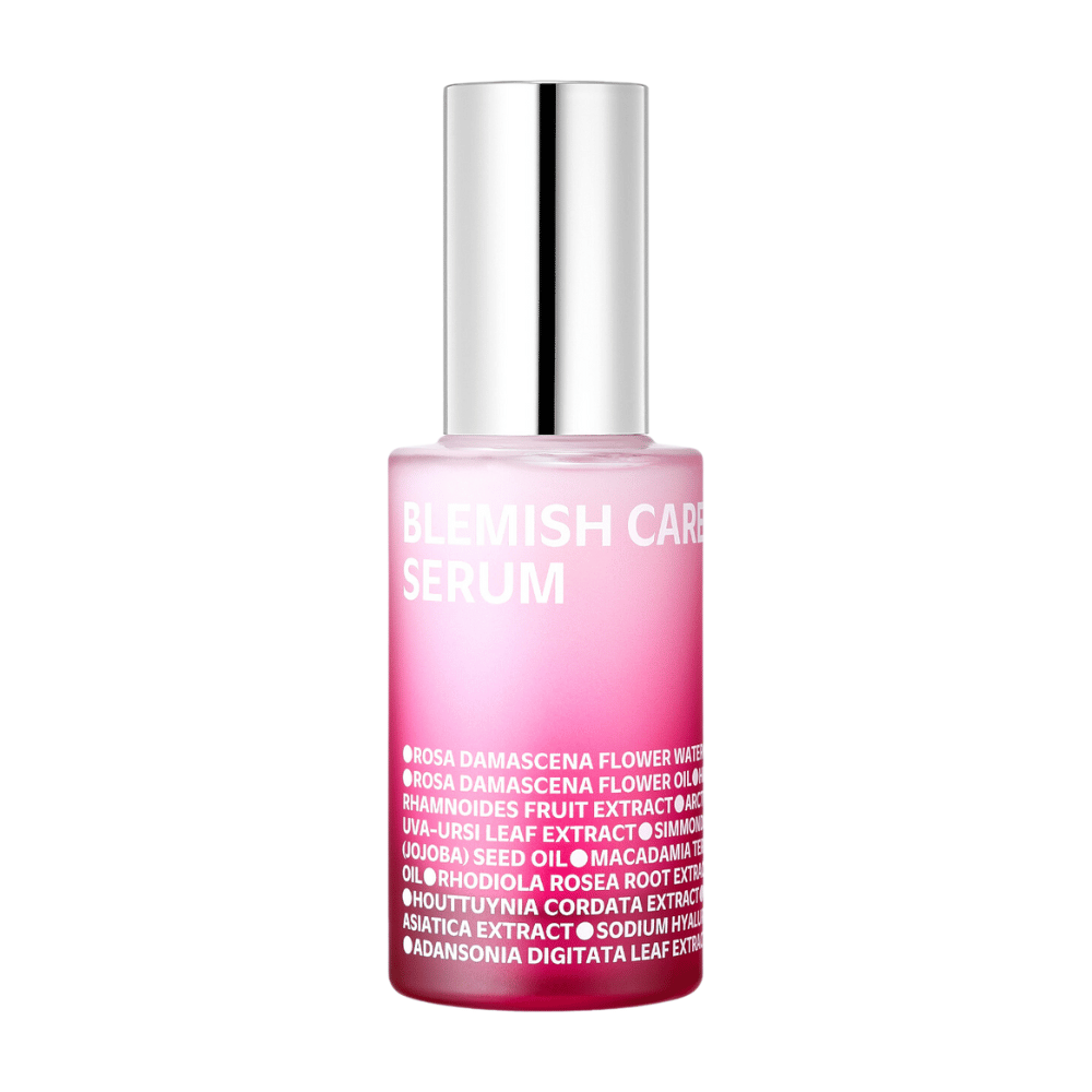 Een enkele fles Blemish Care Serum met een overtonend roze ontwerp en zilverkleurige dop, staand tegen een witte achtergrond. De tekst op de fles vermeldt ingrediënten zoals rozenwater, oliën en extracten, gedrukt in wit op de voorkant.