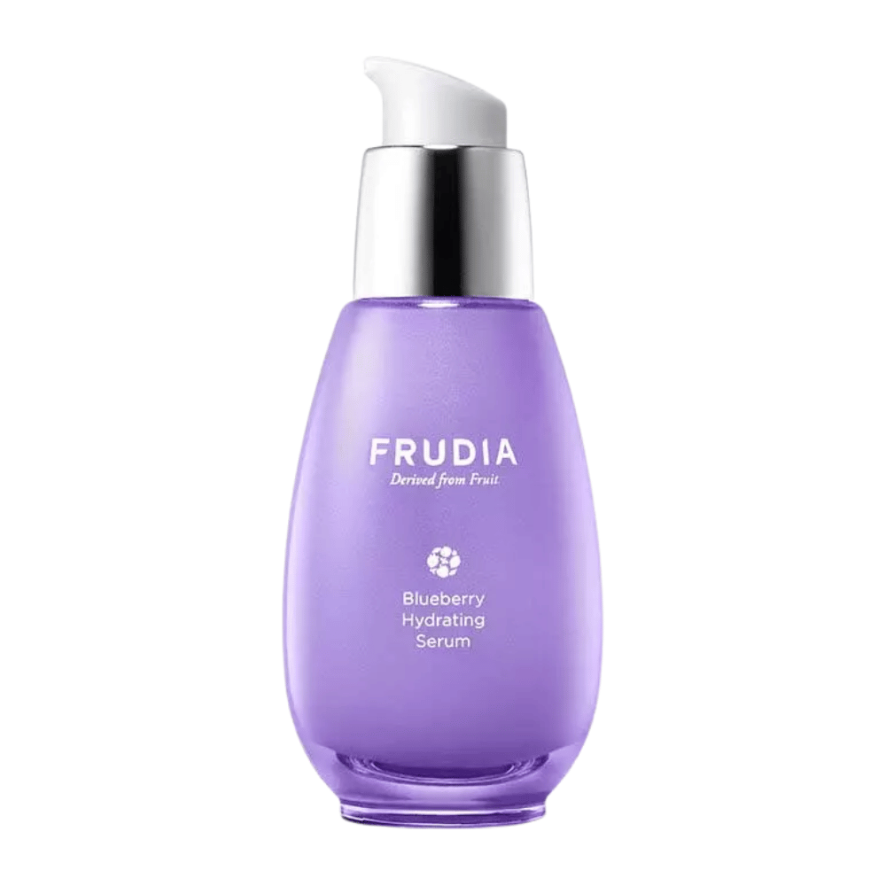 FRUDIA Blueberry Hydrating Serum in paarse fles met pomp, hydraterend gezichtserum met bosbessenextract dat de huidbarrière versterkt en zachte, heldere huid geeft.