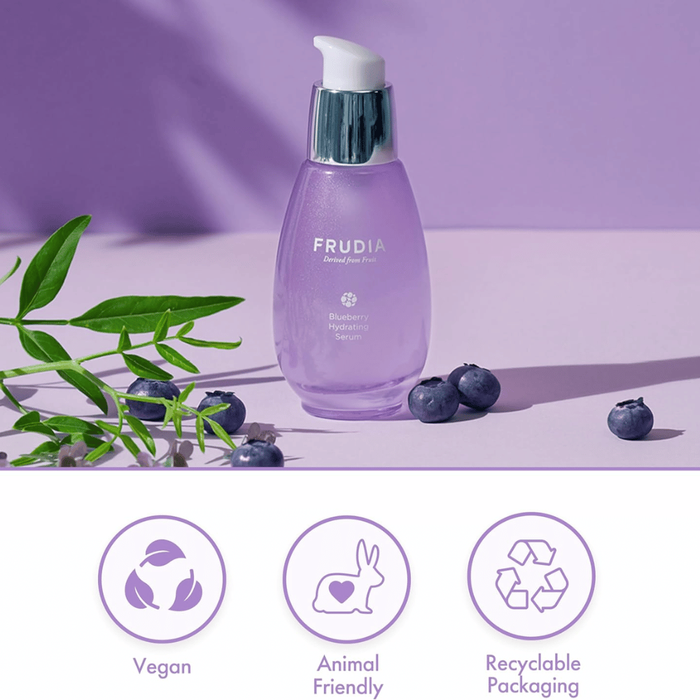 FRUDIA Blueberry Hydrating Serum met bosbessenextract, veganistische formule, cruelty-free en recyclebare verpakking, ontwikkeld voor hydratatie en glans.