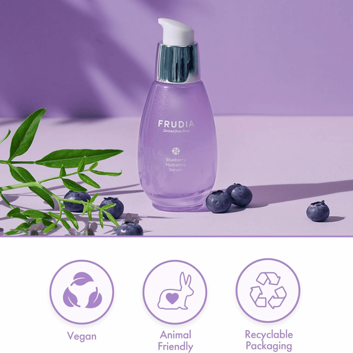 FRUDIA Blueberry Hydrating Serum met bosbessenextract, veganistische formule, cruelty-free en recyclebare verpakking, ontwikkeld voor hydratatie en glans.