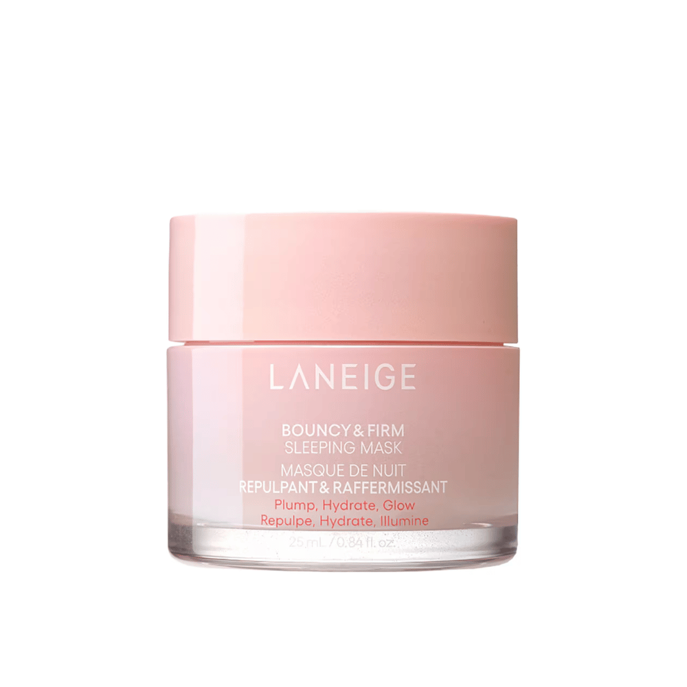 Laneige Bouncy & Firm Sleeping Mask in een roze glazen pot met een bijpassend deksel. Het product, dat 25 ml bevat, is ontworpen om 's nachts volume, hydratatie en glans te geven. De tekst op de pot bevat "Plump, Hydrate, Glow."