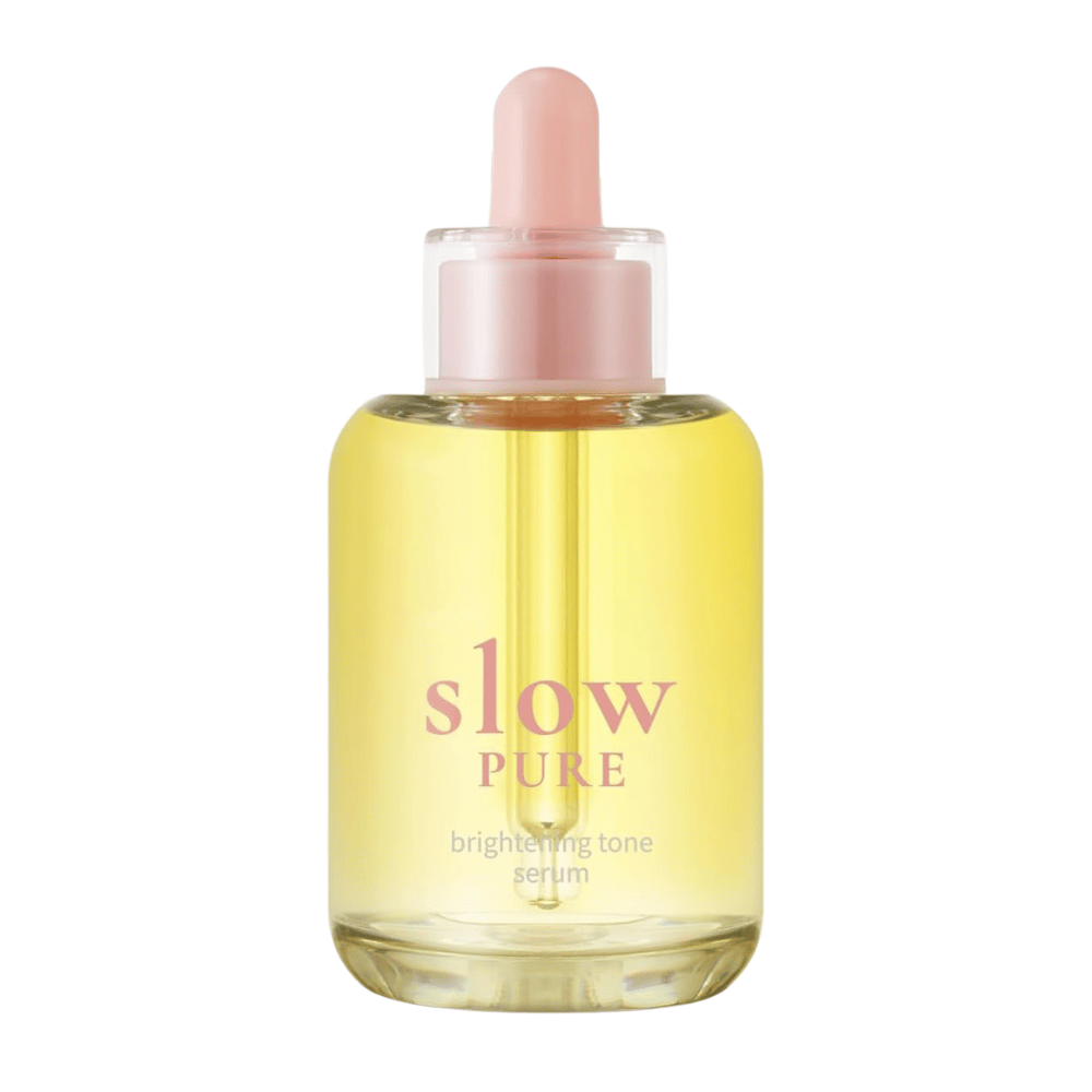 Slow Pure Brightening Tone Serum in een heldere glazen fles met pipet, gevuld met een stralend geel serum.