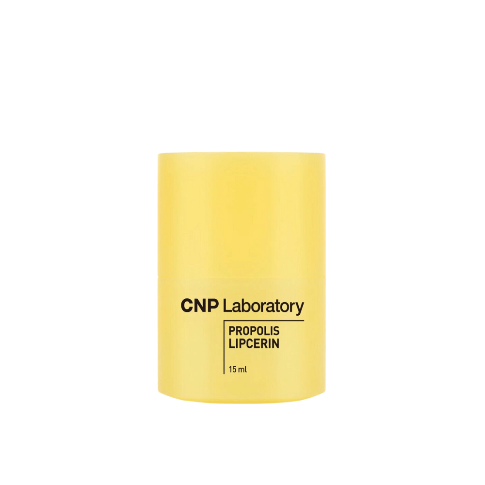Een gele tube van CNP Laboratory Propolis Lipcerin met een eenvoudig, schoon ontwerp. Het product bevat 15 ml en is ontworpen om intense hydratatie en verzorging voor de lippen te bieden.