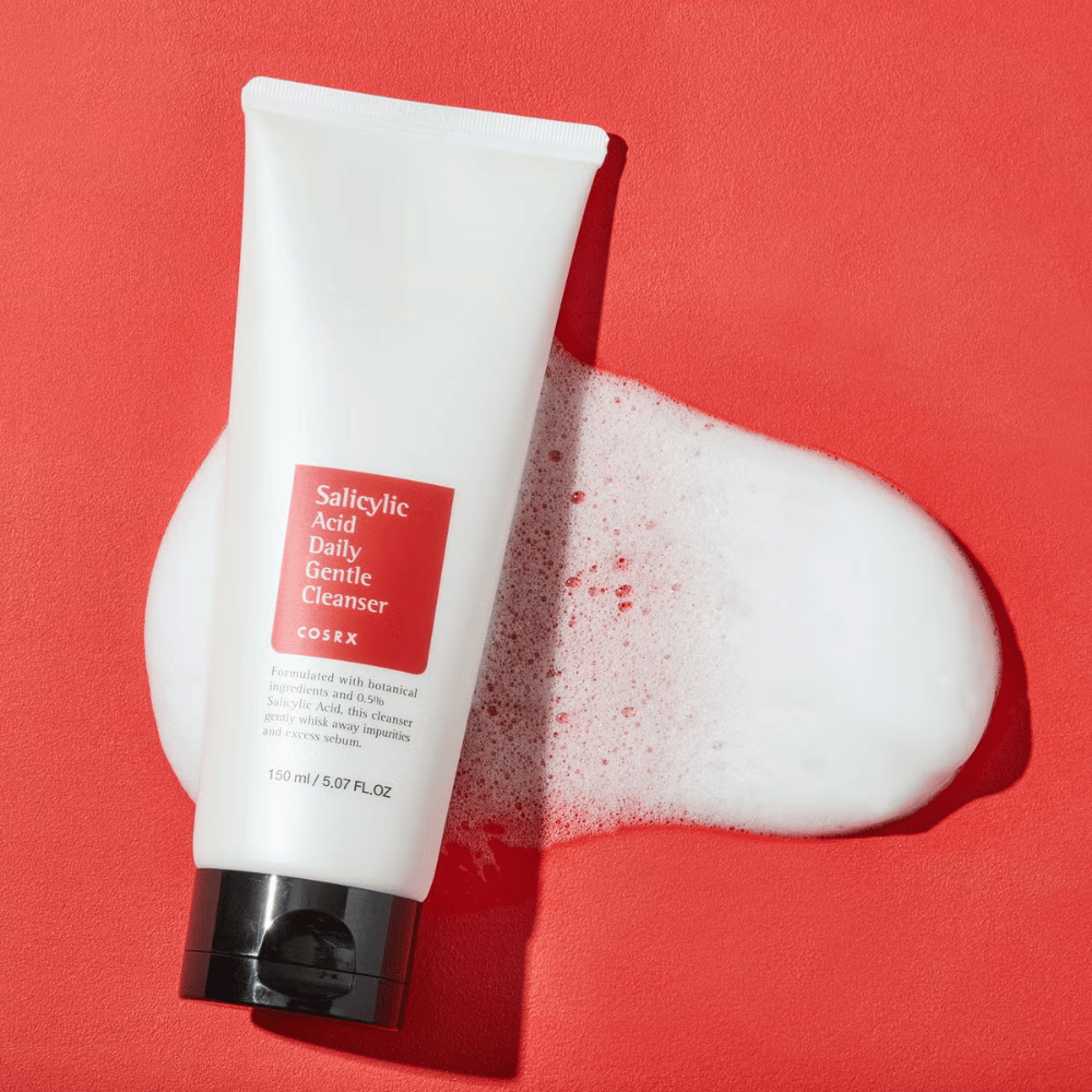 COSRX Salicylic Acid Daily Gentle Cleanser 150ml – effectieve gezichtsreiniger met salicylzuur tegen acne, mee-eters en onzuivere huid, getoond met schuim.