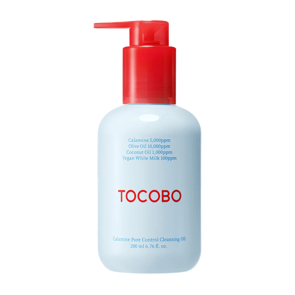 TOCOBO Calamine Pore Control Cleansing Oil met rode pompflacon en blauwe tekst op lichtblauwe fles, toont hoofdingrediënten en volume 200 ml.