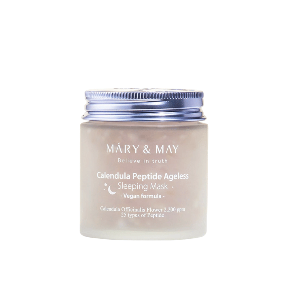 Een pot met MARY & MAY Calendula Peptide Ageless Sleeping Mask. De pot heeft een zilverkleurige dop en etiket met de tekst "Calendula Peptide Ageless Sleeping Mask" en "Vegan formula". Het product bevat calendula en peptiden om de huid 's nachts een jeugdige uitstraling te geven.