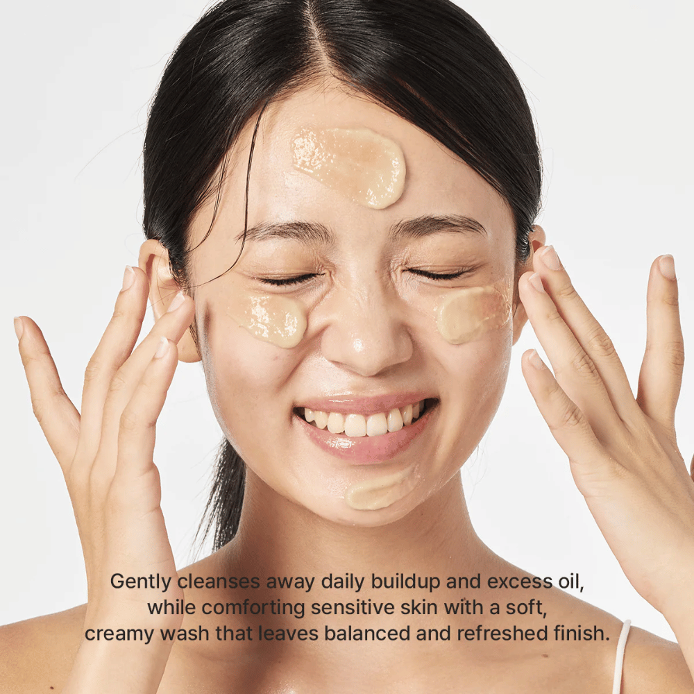 Kvinna applicerar Arencia Calendula Rice Mochi Cleanser – skonsam koreansk rengöring som tar bort olja och orenheter samtidigt som huden känns fräsch och balanserad.
