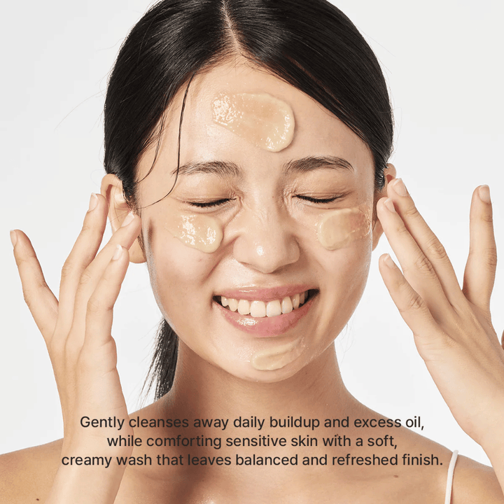 Kvinna applicerar Arencia Calendula Rice Mochi Cleanser – skonsam koreansk rengöring som tar bort olja och orenheter samtidigt som huden känns fräsch och balanserad.
