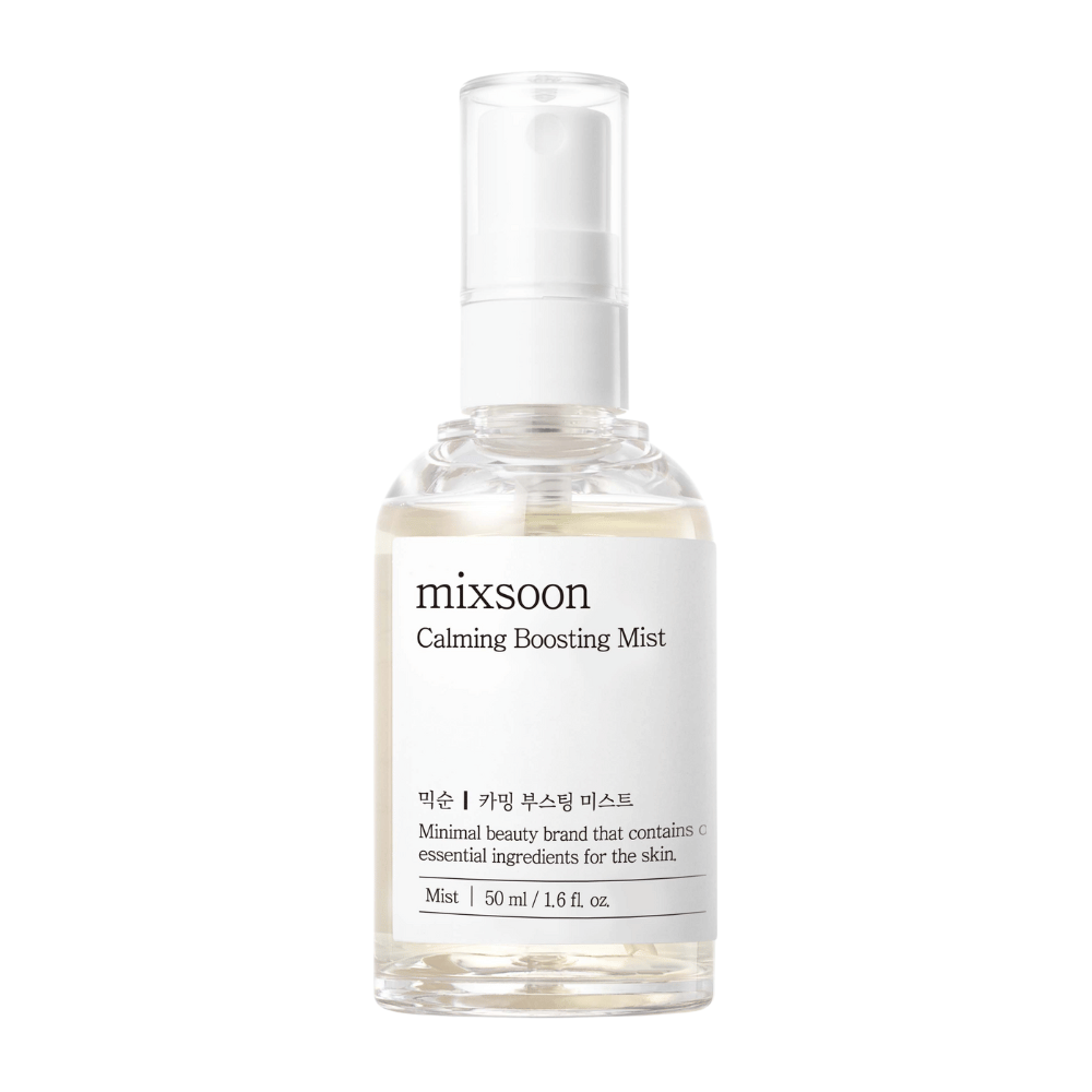 Een doorzichtige sprayfles met Mixsoon Calming Boosting Mist. De fles is voorzien van een eenvoudig, wit etiket dat de productnaam toont en de inhoud beschrijft als essentiële ingrediënten voor de huid, in een minimalistische stijl.
