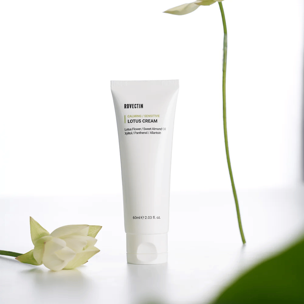 Tube met Rovectin Lotus Crème voor verzachtende en gevoelige huidverzorging, gepresenteerd met een lotusbloem.