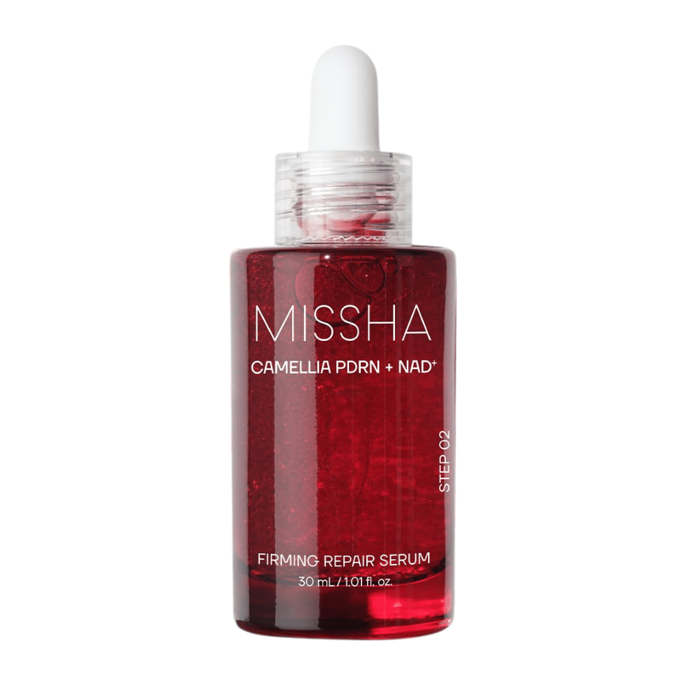 7. MISSHA Camellia PDRN NAD+ Firming Repair Serum 30 ml – rode glazen fles met pipet en zichtbare rode capsules op een witte achtergrond