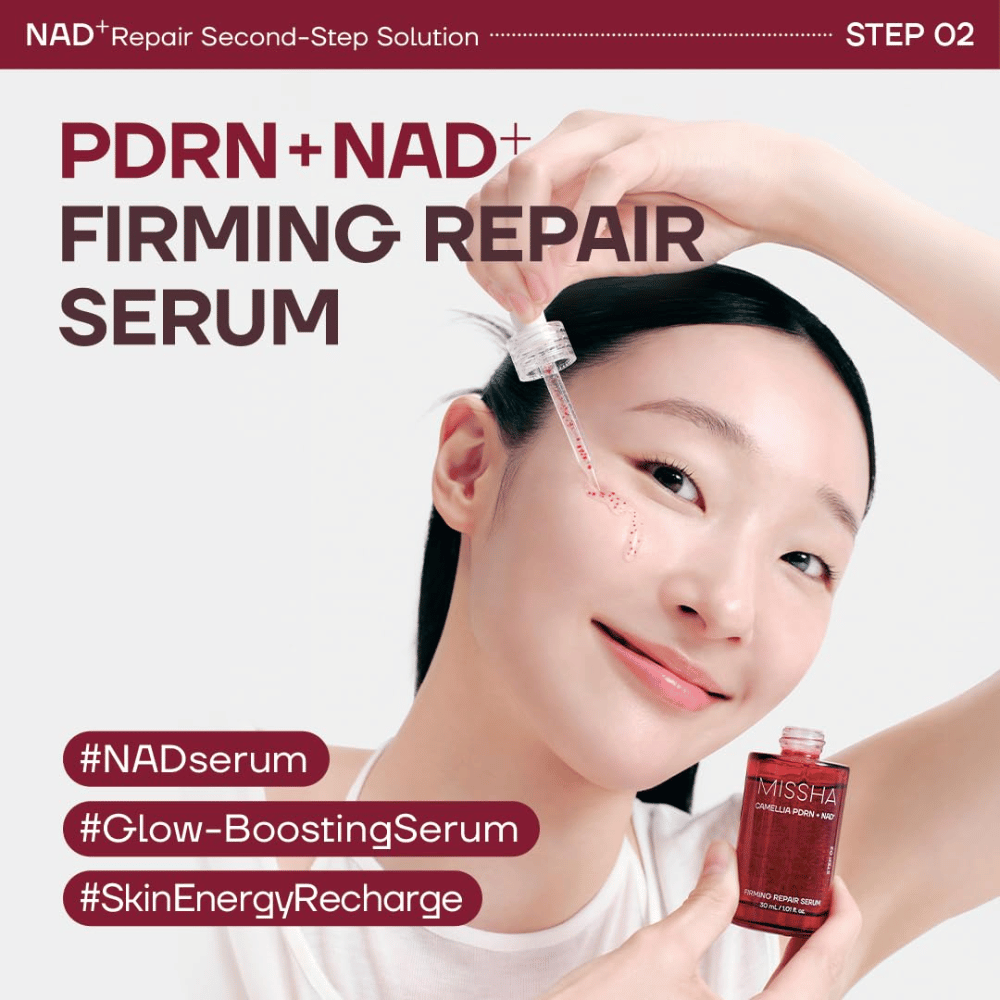 6. MISSHA Camellia PDRN NAD+ Firming Repair Serum – model brengt hydraterend serum met een pipet aan op de wang voor een stralende huid