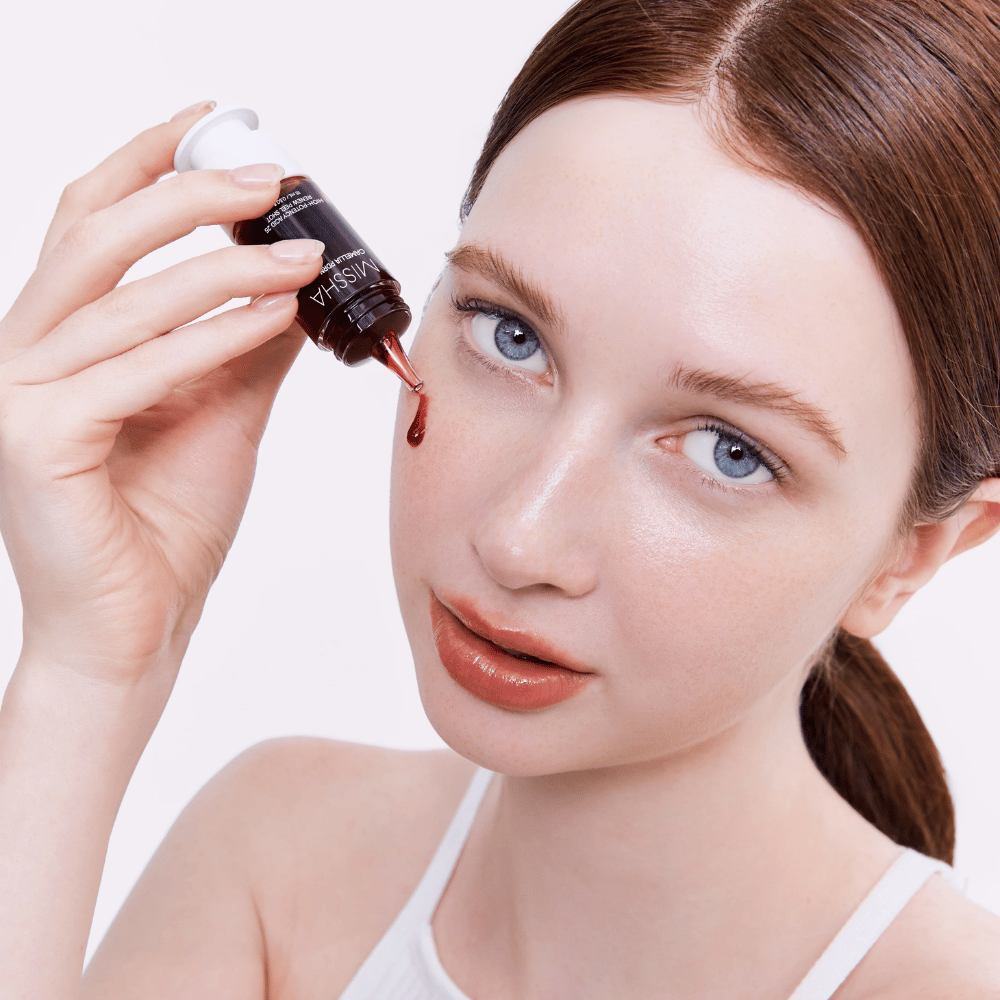 5. MISSHA Camellia PDRN NAD+ High-Potency Acid 25 Renew Peel Shot – gezichtspeeling met rode formule wordt op de huid aangebracht
