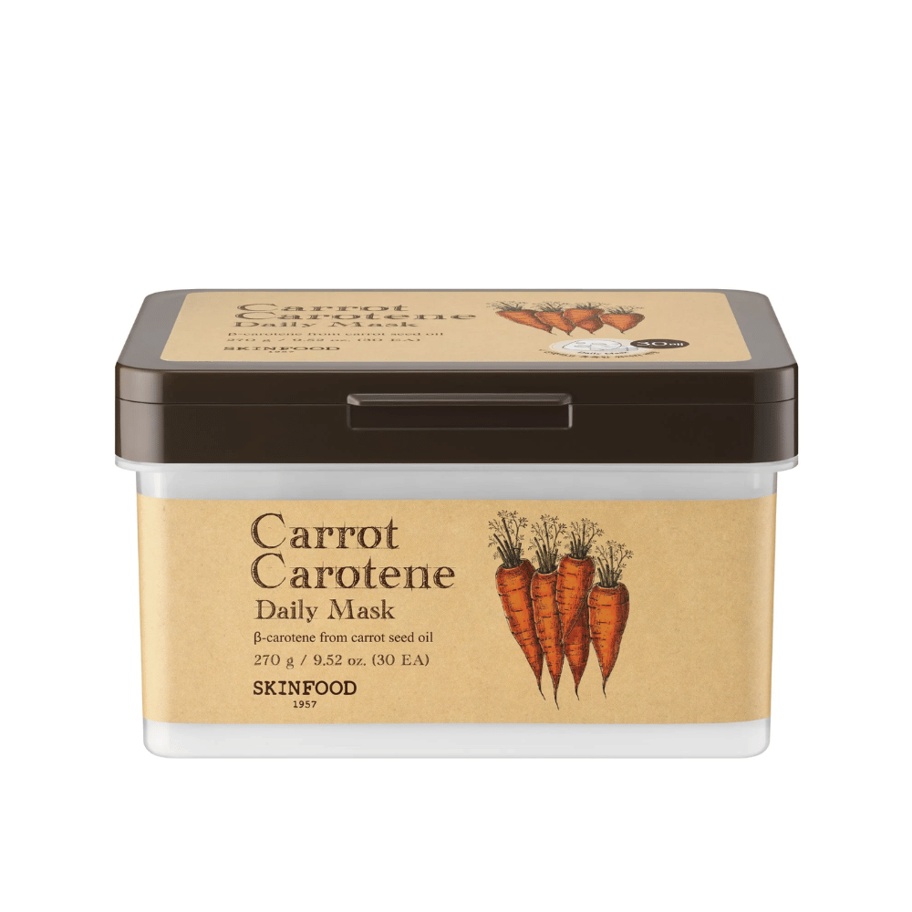 Een verpakking "Carrot Carotene Daily Mask" van SKINFOOD, bevat 30 gezichtsmaskers. Het product is verrijkt met β-caroteen uit wortelzaadolie en is ontworpen voor dagelijks gebruik. De verpakking is robuust met een vintage-geïnspireerd etiket dat de wortels als hoofdingrediënt benadrukt.