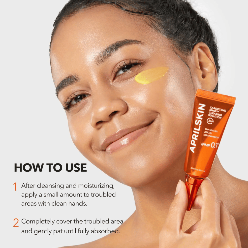 Model toont hoe APRILSKIN Carrotene IPMP Clearing Solution wordt gebruikt op probleemgebieden voor acne, mee-eters en ontstoken uitbraken