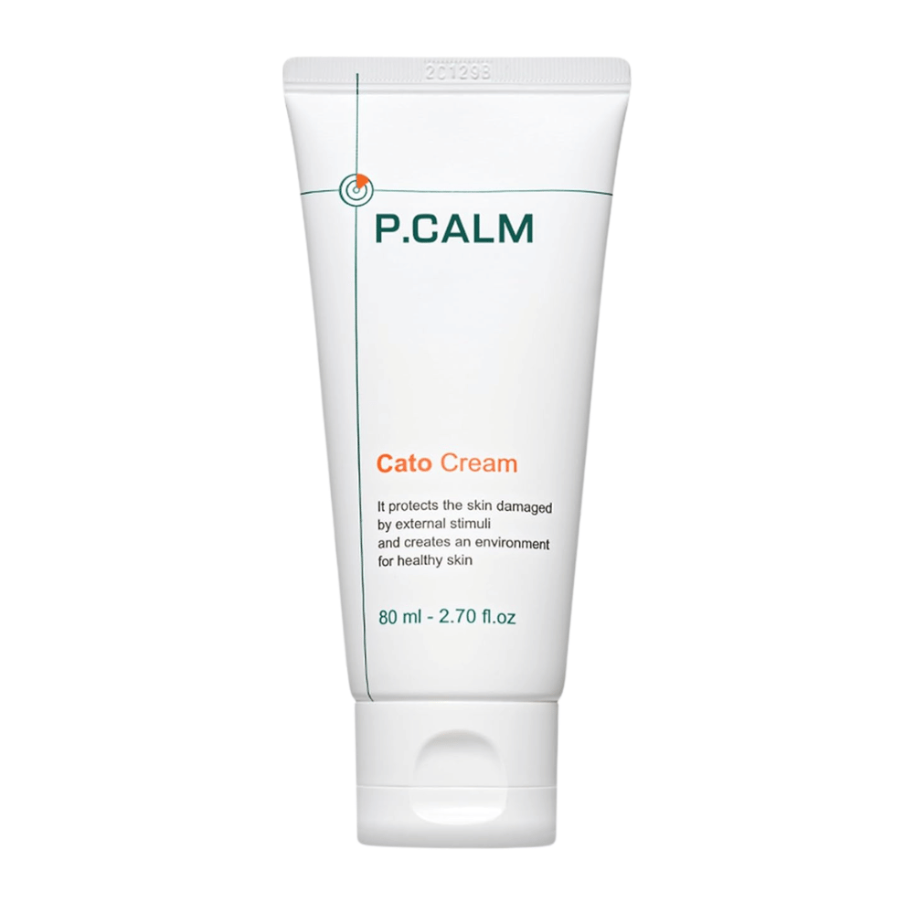 Vrijstaande productafbeelding van P.CALM Cato Cream op een lichte achtergrond. Het minimalistische tubeontwerp benadrukt het schone en kalmerende profiel van het huidverzorgingsproduct voor de gevoelige huid.