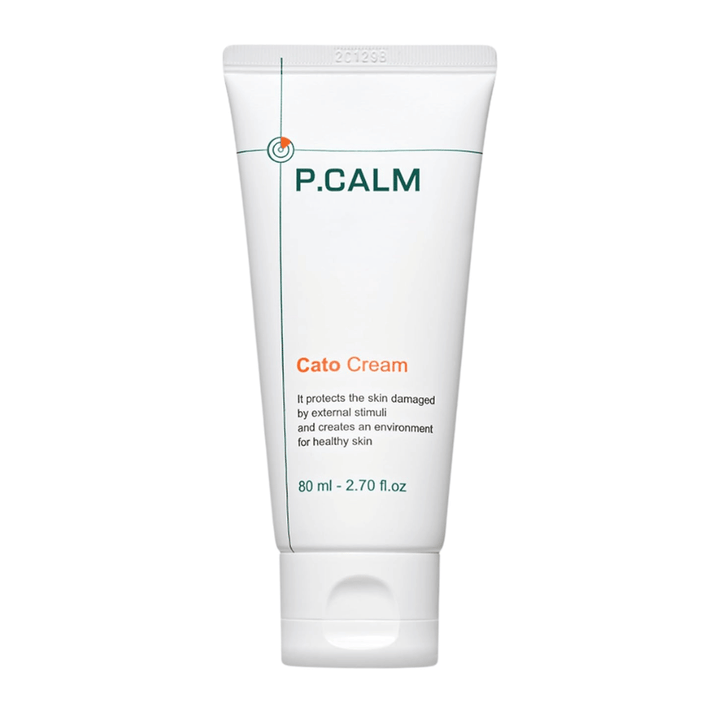 Vrijstaande productafbeelding van P.CALM Cato Cream op een lichte achtergrond. Het minimalistische tubeontwerp benadrukt het schone en kalmerende profiel van het huidverzorgingsproduct voor de gevoelige huid.