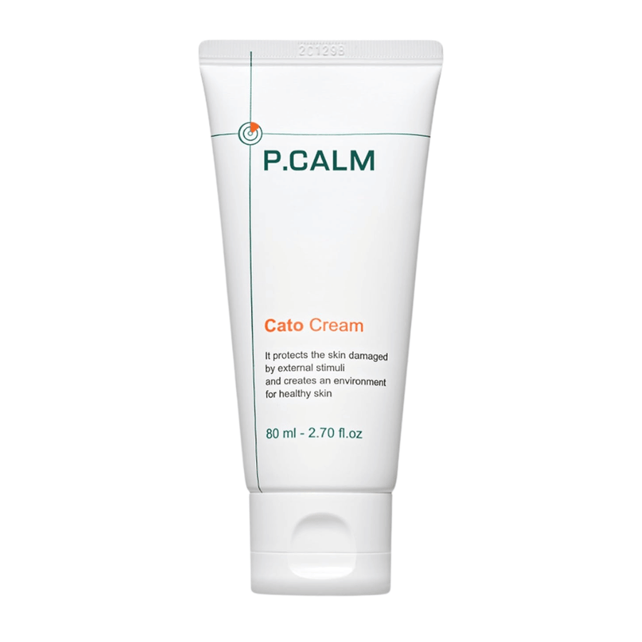 Vrijstaande productafbeelding van P.CALM Cato Cream op een lichte achtergrond. Het minimalistische tubeontwerp benadrukt het schone en kalmerende profiel van het huidverzorgingsproduct voor de gevoelige huid.