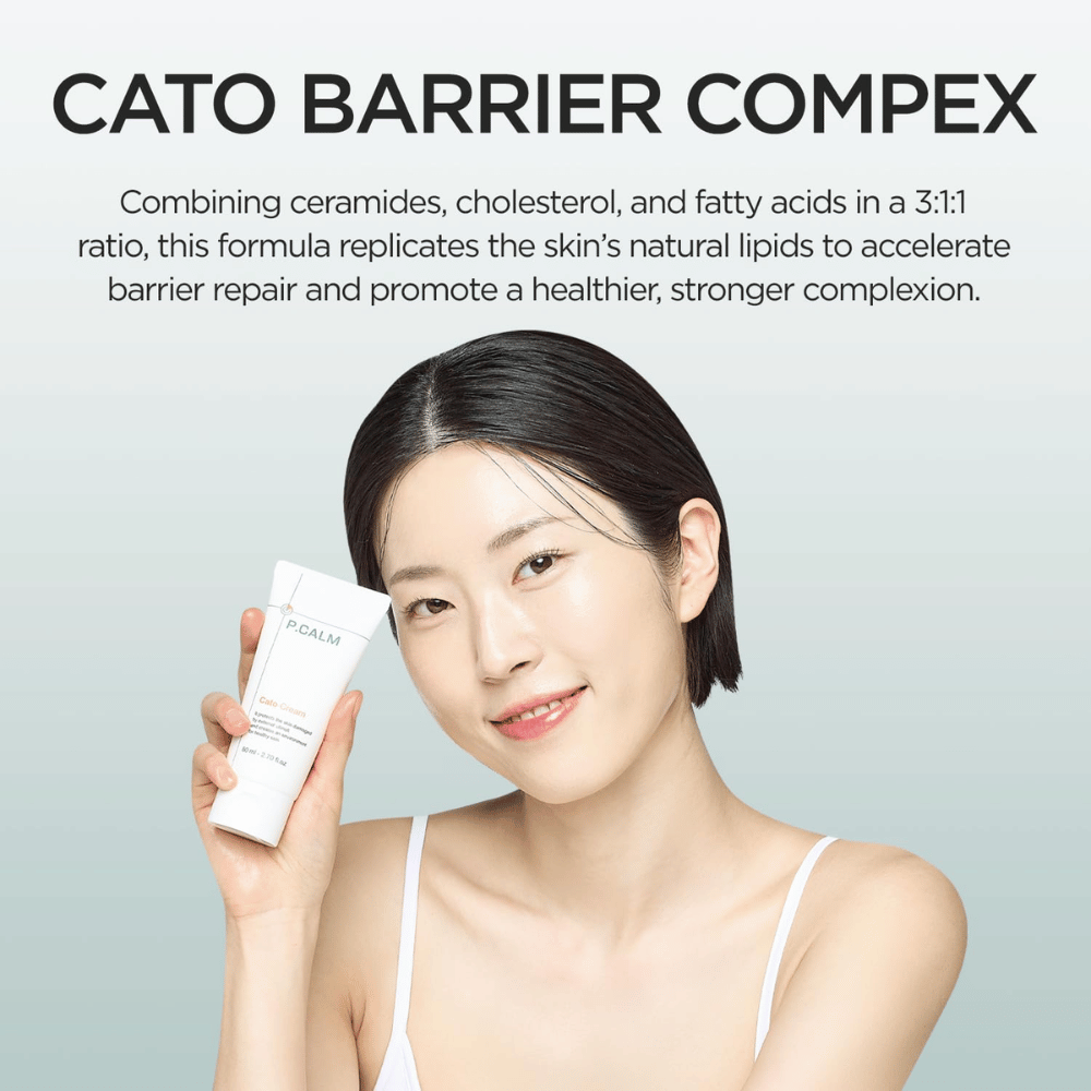 Een model houdt P.CALM Cato Cream voor het gezicht, samen met informatie over “Cato Barrier Complex”, dat ceramiden, cholesterol en vetzuren combineert om de huidbarrière te versterken.