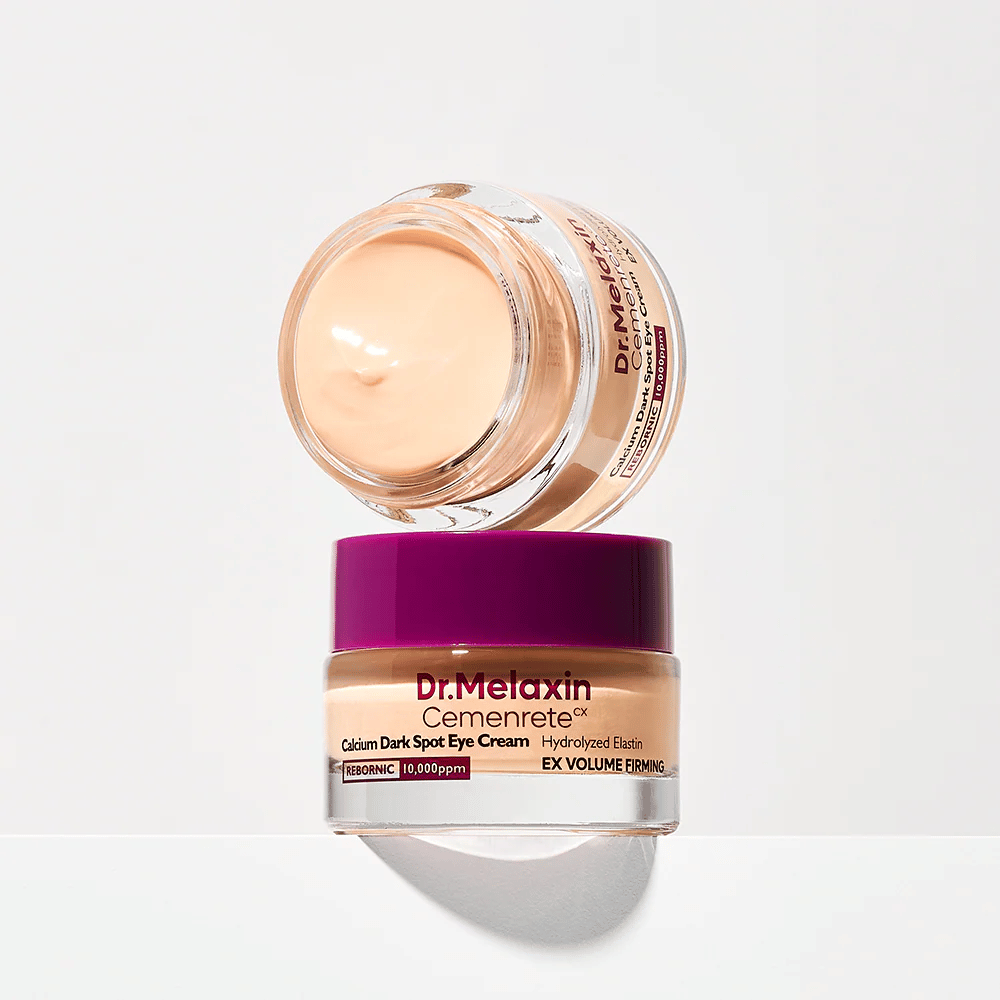 Dr.Melaxin Cemenrete Eye Cream gebalanceerd op potdeksel, illustreert de volle textuur van de crème en de focus op stevigheid en egale huidtint rond de ogen.