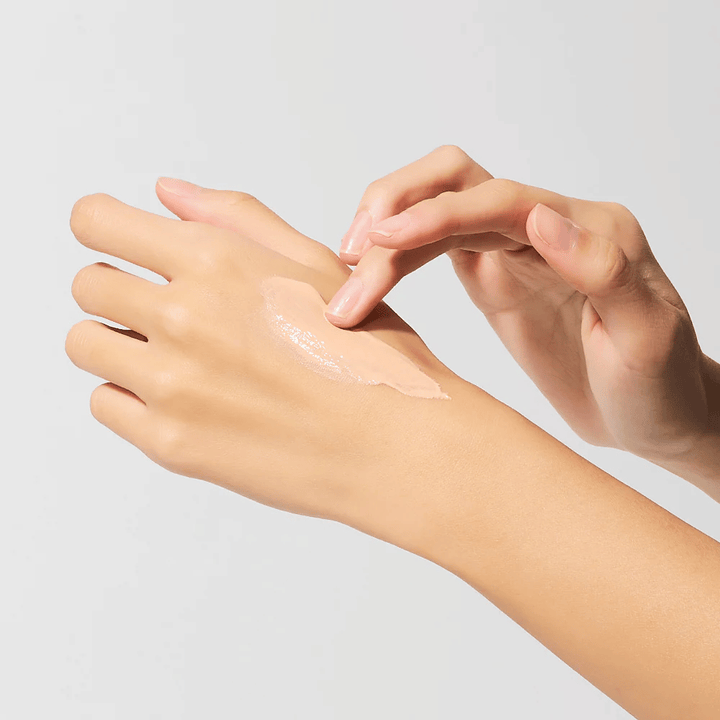 Toepassing van Dr.Melaxin Cemenrete Eye Cream op hand, romige oogcrème met calcium en elastine die snel absorbeert en intense hydratatie biedt.