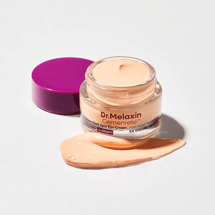 Dr.Melaxin Cemenrete Calcium Dark Spot Eye Cream in een open pot met crème textuur, oogcrème die helpt donkere kringen te verminderen en de huid rond de ogen steviger te maken.