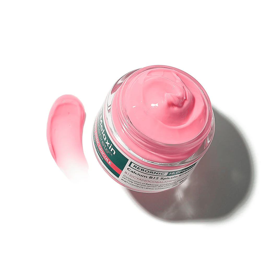 Dr. Melaxin Cemenrete Cyano Pink Spicule Cream met roze crèmetextuur die hydrateert, de huidbarrière versterkt en de glans van de huid verbetert.