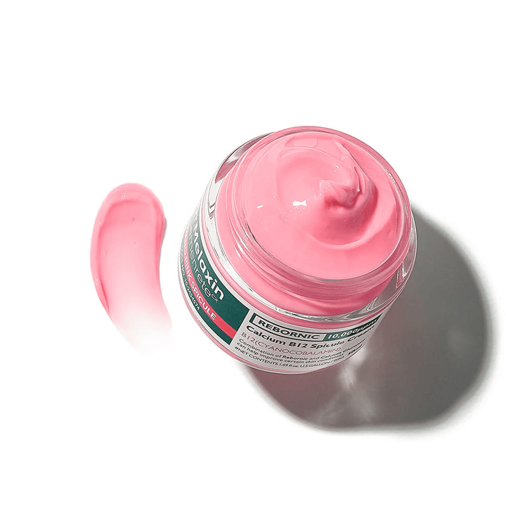 Dr. Melaxin Cemenrete Cyano Pink Spicule Cream met roze crèmetextuur die hydrateert, de huidbarrière versterkt en de glans van de huid verbetert.
