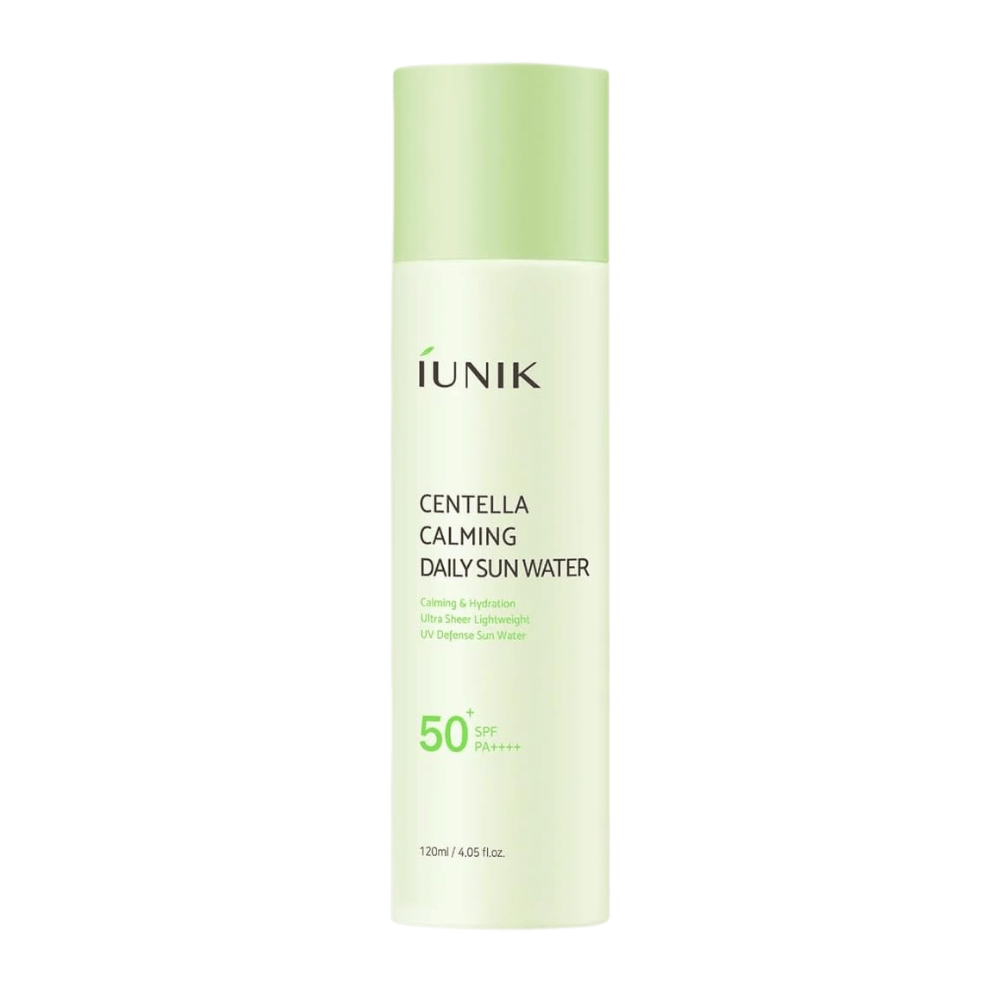 4. iUNIK Centella Calming Daily Sun Water SPF50+ PA++++ 120 ml – lichte zonbescherming voor het gezicht met centella asiatica in een lichtgroene fles tegen een witte achtergrond