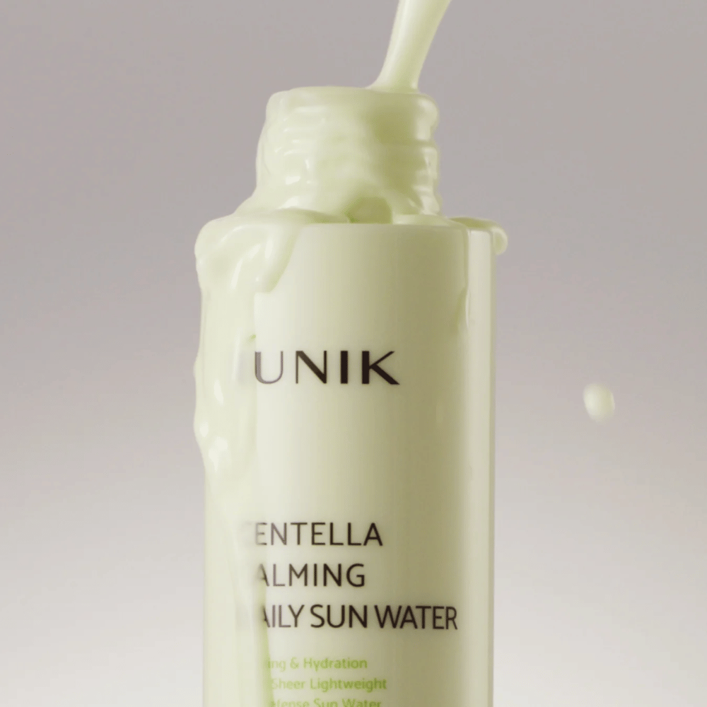 3. iUNIK Centella Calming Daily Sun Water – close-up van de lichte, romige textuur van een kalmerende en hydraterende zonbescherming