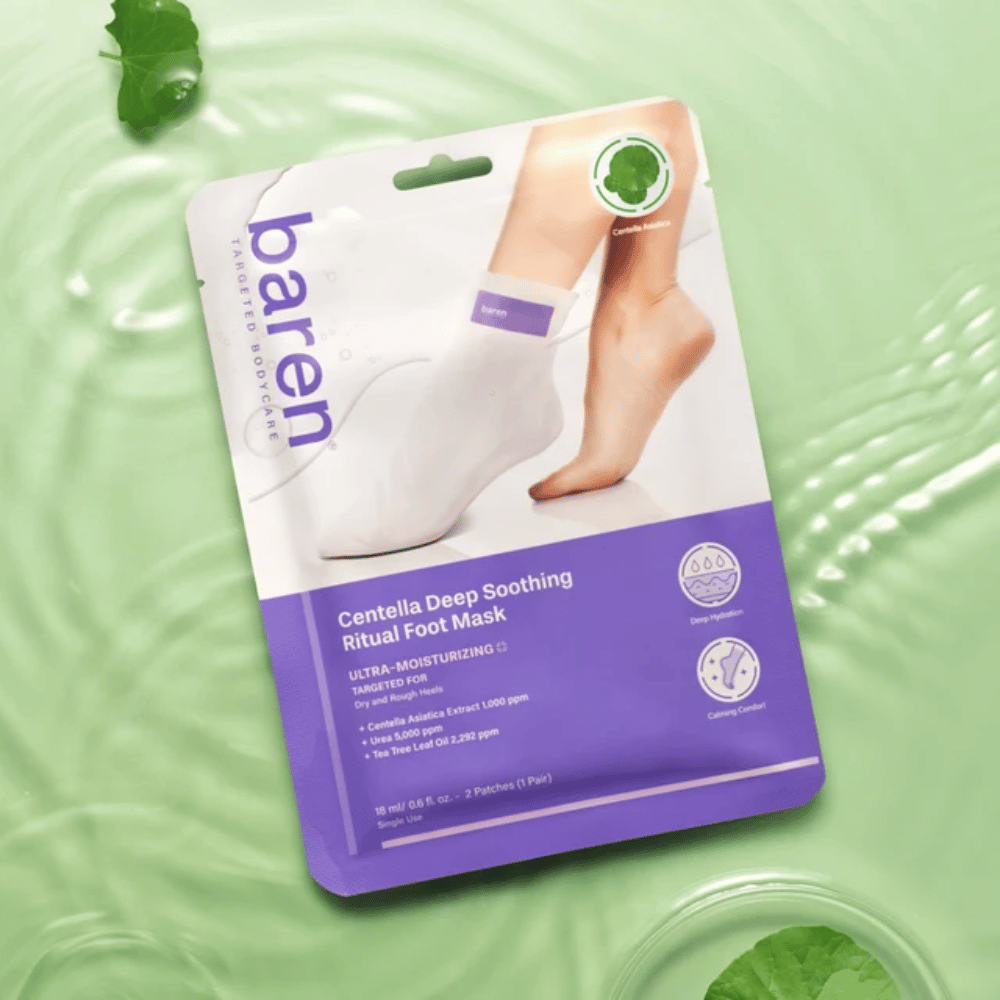 8. Baren Centella Deep Soothing Ritual Foot Mask – verpakking met kalmerend voetmasker tegen een groene achtergrond met water en centellabladeren