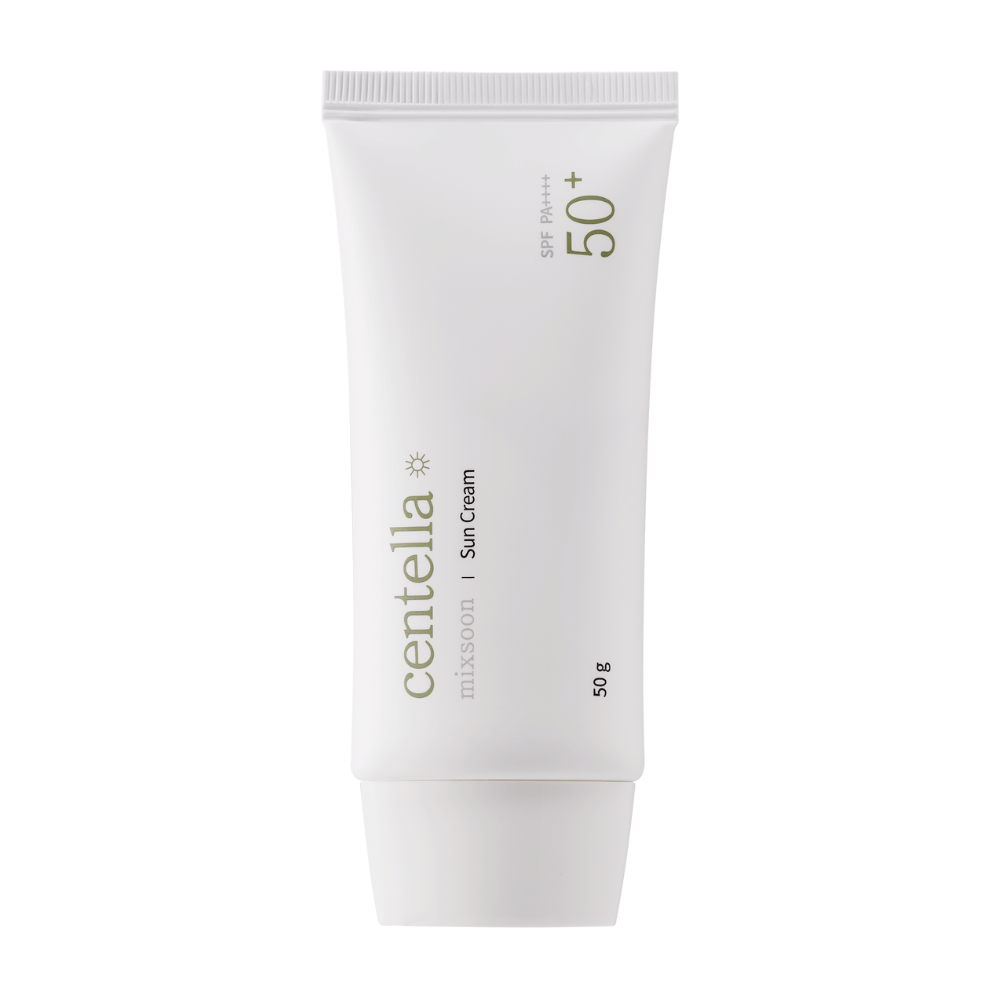 Een witte tube met Centella Sun Cream SPF 50+ PA++++. De tube is eenvoudig met groene tekstdetails die het merk en productinformatie bevatten. De verpakking bevat 50 g zonnecrème.