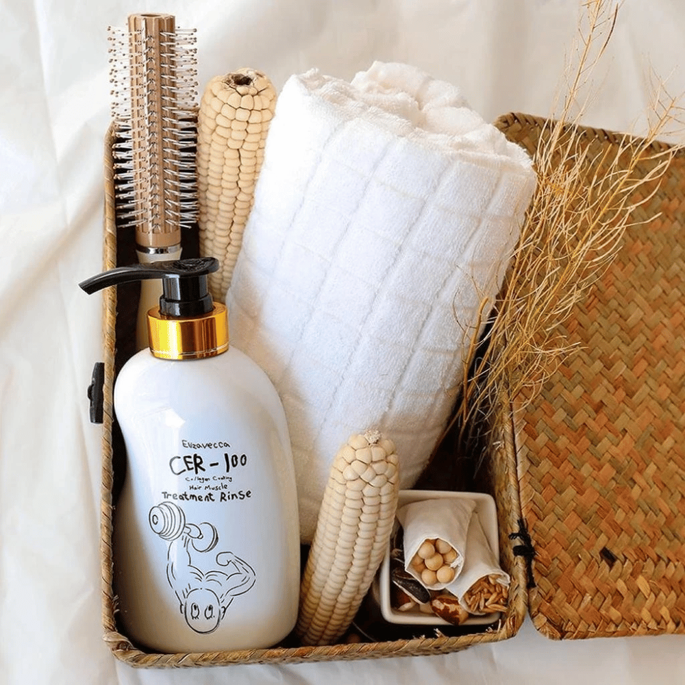 Elizavecca CER-100 Treatment Rinse – versterkende collageenconditioner voor kroezend en chemisch behandeld haar in een natuurlijke badkameromgeving