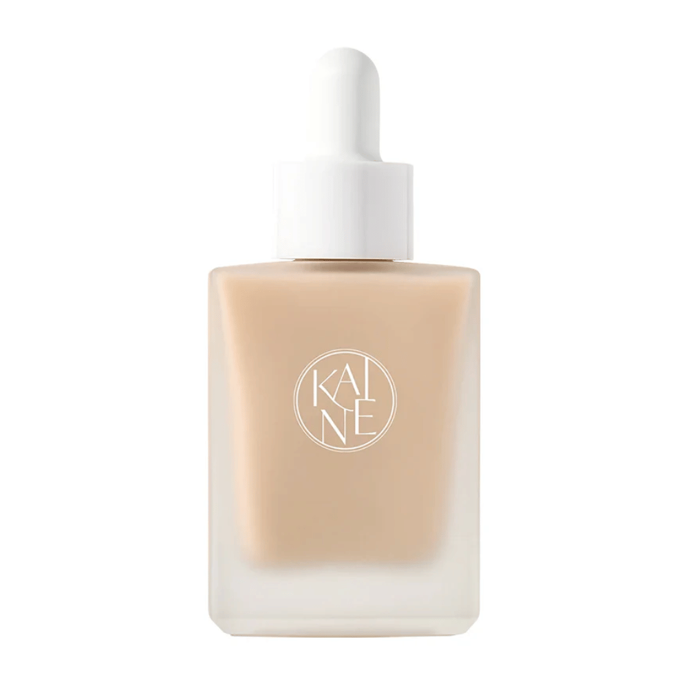 KANE Chaga Collagen Charging Serum in een elegante, matglazen fles met witte pipet. Hydraterend serum verrijkt met collageen en chaga-extract voor stevigere huid.